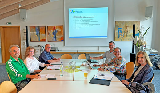 Der Stiftungsrat Karl-Heinz Roser, Jeanette Böhmer und Klaus Heubeck bei ihrer gemeinsamen Sitzung mit dem Stiftungs-Vorstand Klaus Götz, Barbara Schneider und Elke Rothenbucher im Bürgerhaus.
